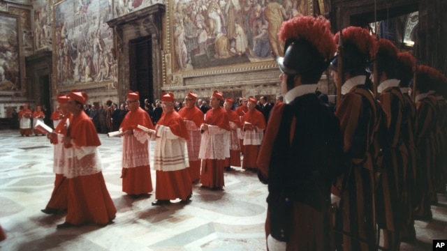 Para kardinal berpartisipasi dalam upacara dalam konklaf di Kapel Sistine, Vatikan, untuk memilih Paus Yohannes Paulus pada 1978. (Foto: Dok)