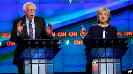 Clinton y Sanders dominan el primer debate demócrata
Los medios estadounidenses consideran que la actuación de Clinton durante el debate ha sido la mejor en toda su vida, pero la primeras encuestas dan el triunfo al socialista Sanders.