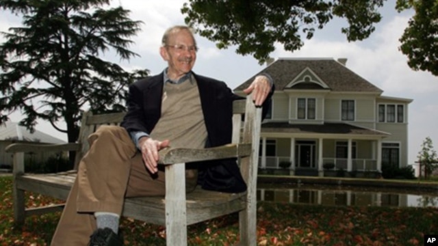 In his poems, US Poet Laureate Philip Levine draws upon his own past experiences as a factory worker.