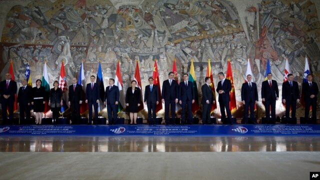 Kineski premijer Li Kećiang i srpski premijer Aleksandar Vučić sa liderima 15 zemalja centralne i istočne Evrope.  