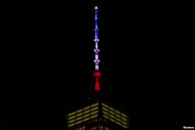 Đỉnh Trung tâm Thương mại Một Thế giới được thắp sáng bằng ba màu của quốc kỳ Pháp để tưởng niệm những nạn nhân của vụ tấn công khủng bố ở Paris, quận Manhattan thành phố New York, Mỹ, ngày 13 tháng 11, 2015.