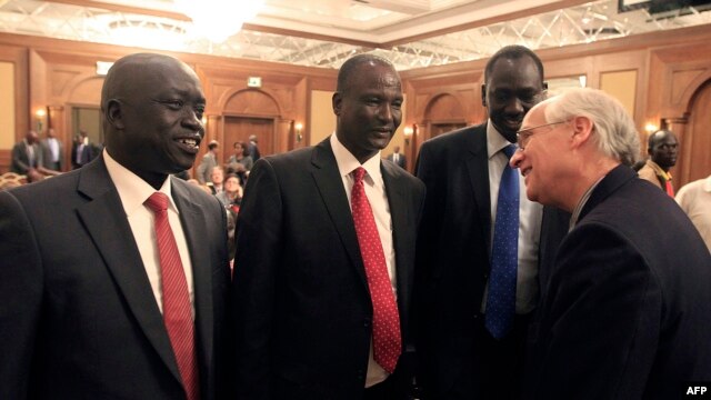 Wawakilishi wa waasi wa Sudan Kusini wakizungumza na mwakilishi wa Marekani kwa Sudan Kusini, Donald E. Booth