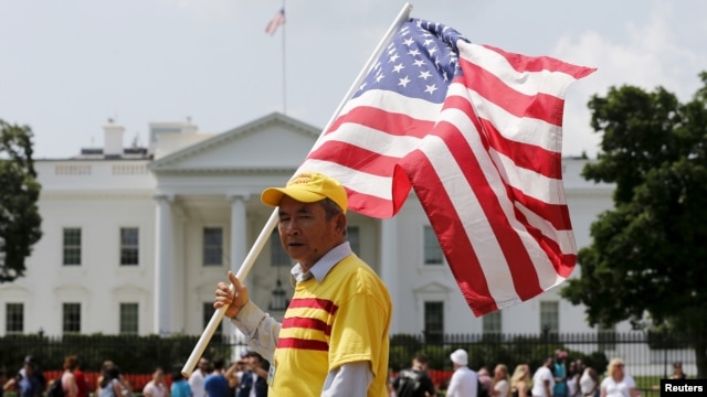 Người biểu tình hô khẩu hiệu 'Tự do cho Việt Nam' bên ngoài Nhà Trắng ở Washington trong lúc Tổng thống Obama tiếp Tổng bí thư đảng CSVN Nguyễn Phú Trọng, ngày 7/7/2015.