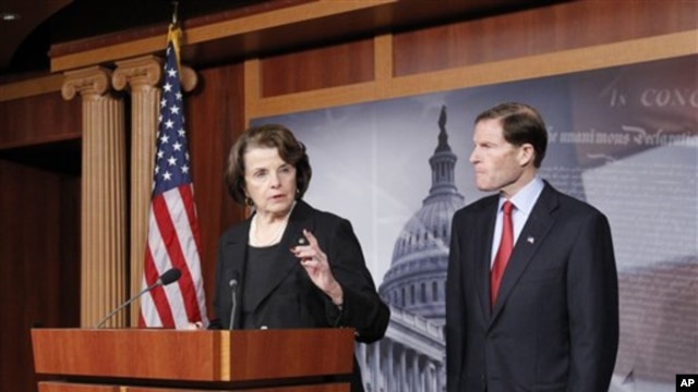 Senator fraksi Demokrat dari negara bagian California, Diane Feinstein (kiri) hari Kamis (24/1) memperkenalkan rancangan undang-undang untuk melarang senjata serbu (foto: dok). 
