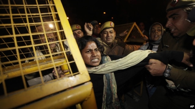 Indian women demonstrating against the brutal gang-rape of a woman on a moving bus scuffle with police as they try to approach the residence of Indian Home Minister Sushilkumar Shinde in New Delhi, India, Dec. 24, 2012.