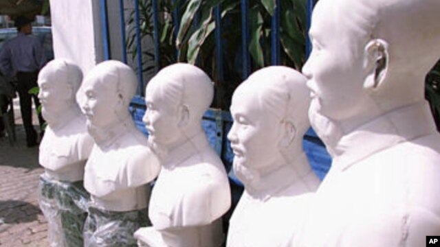Những bức tượng Hồ Chí Minh tại một xưởng sản xuất tư nhân ở Sài Gòn.