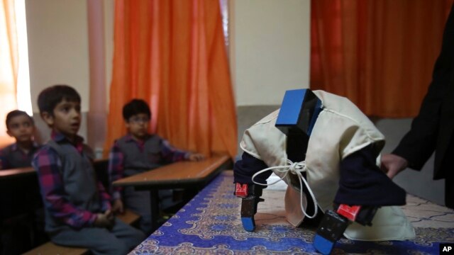 Veldan, robot yang menunjukkan cara sholat bagi siswa, hasil ciptaan seorang guru Iran.