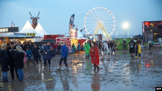 Khán giả dự lễ hội âm nhạc Rock am Ring lội qua bùn sau một trận mưa lớn ở Mendig, ngày 3/6/2016.