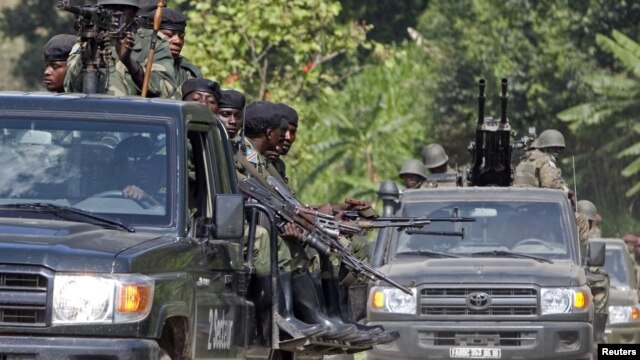Government soldiers heading to strike rebel-held positions near Rutshuru, DRC, May 20, 2012.