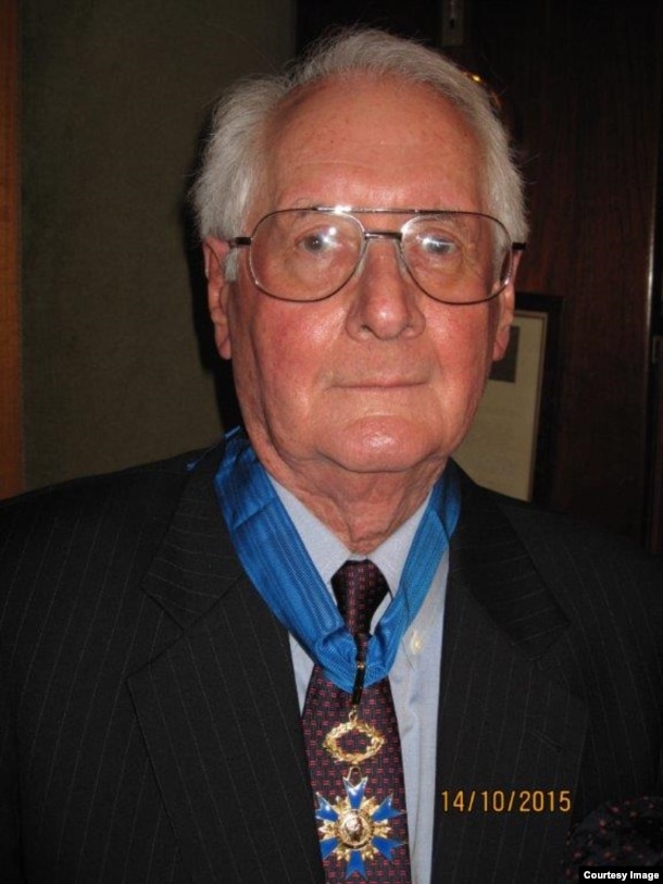 ប្រវត្តិវិទូ Milton Osborne ទទួលបានមេដាយកិត្តិយសថ្នាក់ជាតិឈ្មោះ Commander of the National Order of Merit ពីរដ្ឋាភិបាលបារាំង សម្រាប់ការនិពន្ធរបស់លោកអំពីប្រទេសបារាំងនៅក្នុងតំបន់អាស៊ី កាលពីខែតុលា ឆ្នាំ២០១៥។ (រូបថតផ្តល់ឲ្យ)