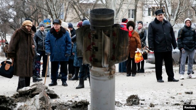 Một vỏ đạn rocket trên đường phố ở thị trấn Kramatorsk, miền đông Ukraine, ngày 10/2/2015.