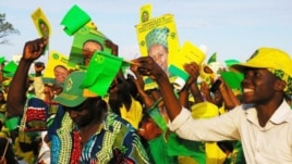 wafuasi wa chama tawala cha CCM Tanzania wakimaliza kampeni za uchaguzi wa 2010.