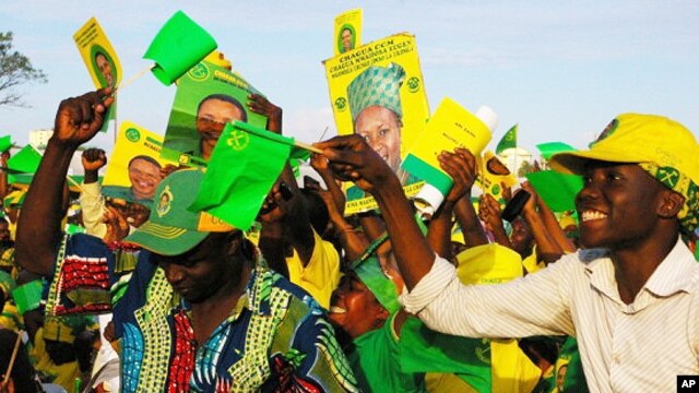 wafuasi wa chama tawala cha CCM Tanzania wakimaliza kampeni za uchaguzi wa 2010.