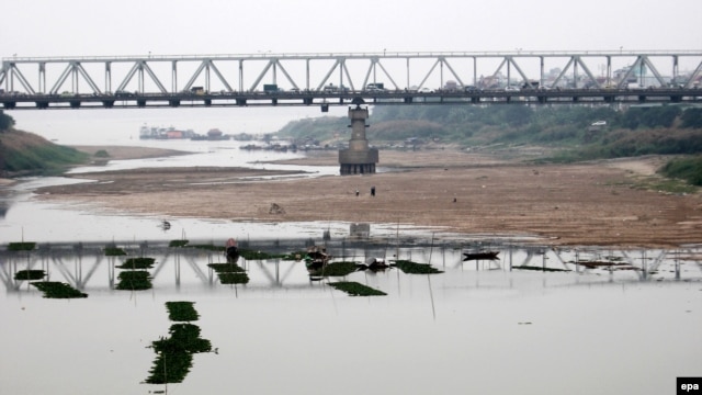Nhiều đoạn trên sông Hồng bị cạn nước vào năm 2009. Đề án “thủy lộ xuyên Á trên sông Hồng kết hợp thủy điện” đang gây lo lắng về môi trường ở Việt Nam.