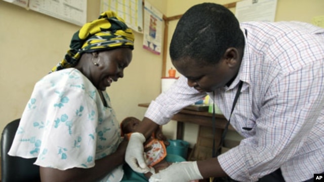 Iren Salama (left) holds her baby Pendo as it is given a malaria vaccination in a medical trial at a clinic in the Kenya coastal town of Kilifi, Nov 23, 2010 (file photo)