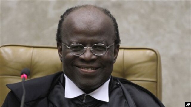 Ketua Mahkamah Agung Brazil yang baru, Joaquim Barbosa, pada upacara pelantikan di Brasilia. (AP/Eraldo Peres)