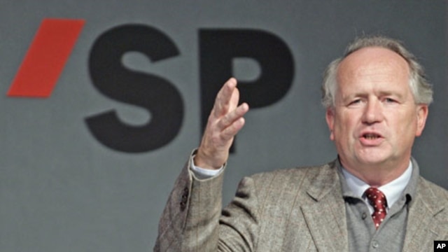Economist Heiner Flassbeck speaks during a Swiss Social Democrats party meeting in Aarau, Switzerland, October 2008. (file photo)