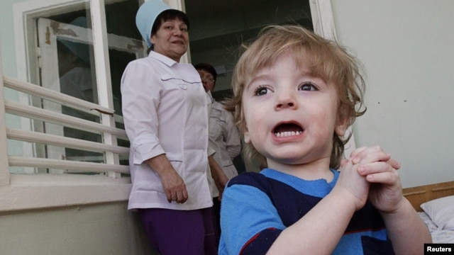 Mark, 3, kandidat untuk adopsi pada bagian anak-anak sebuah rumah sakit di kota Krasnoyarsk, Siberia. (Foto: Dok)