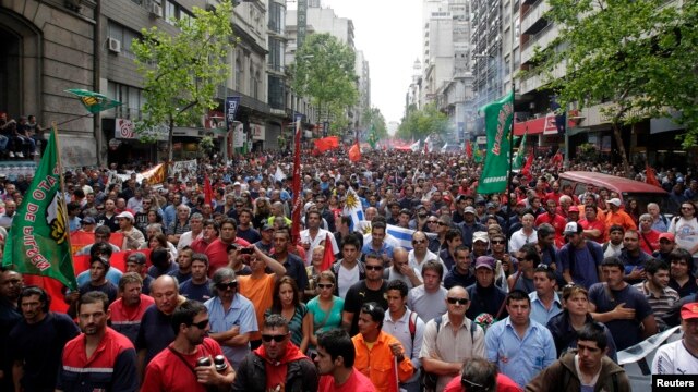 Los manifestantes que se reunieron en la Plaza Libertad desarrollaron todos sus actos de espaldas edificio de la Suprema Corte de Justicia que estaba custodiado por decenas de policías. 