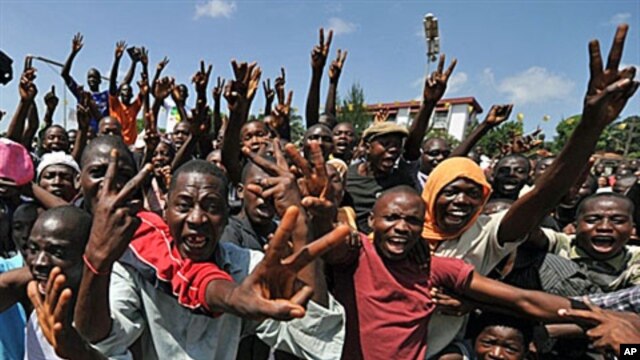 Guineans wait for the results of the election in front of the town hall of Motato, a suburb of Conakry where electoral officials collected and verified ballots from regional polling stations, 9 Nov 2010.