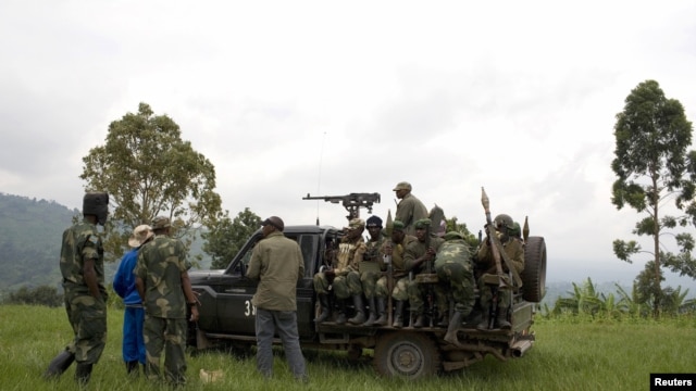 Congolese government soldiers depart military outpost between Kachiru village and Mbuzi hill, eastern DRC, May 25, 2012 (file photo).