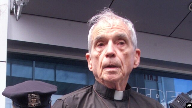 Linh mục Daniel Berrigan.