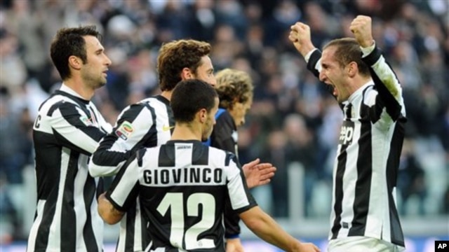 Pemain klub Juventus Claudio Marchisio, tengah, merayakan kemenangan dengan rekan-rekannya setelah mencetak gol dalam pertandingan liga Seri A melawan Atalanta di stadion Turin (foto: dok).