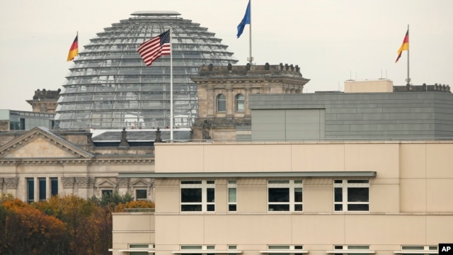 Đại sứ quán Mỹ toạ lạc gần tòa nhà Quốc hội Đức, Bundestag, ở Berlin, Đức, 25/10/2013