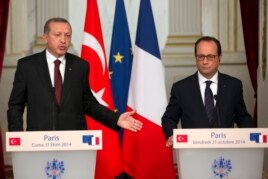 Tổng thống Pháp Francois Hollande (phải) và Tổng thống Thổ Nhĩ Kỳ Tayyip Erdogan tại một cuộc họp báo chung ở Điện Elysee ở Paris, 31/10/2014.