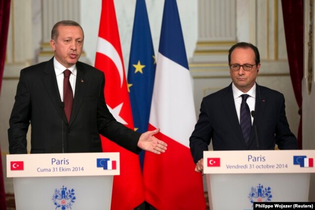 Tổng thống Pháp Francois Hollande (phải) và Tổng thống Thổ Nhĩ Kỳ Tayyip Erdogan tại một cuộc họp báo chung ở Điện Elysee ở Paris, 31/10/2014.