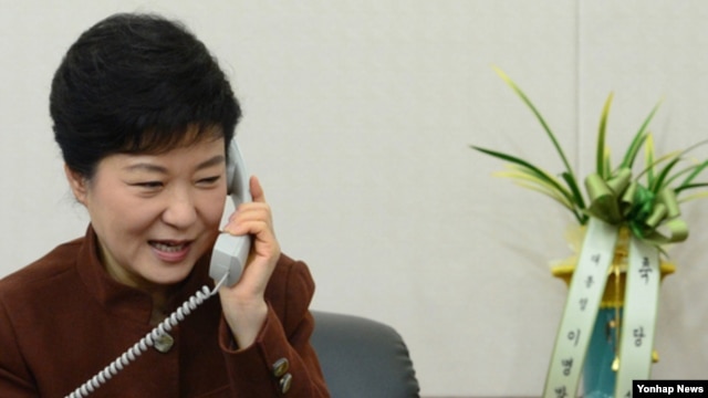 21일 서울 여의도 새누리당 당사에서 바락 오바마 미국 대통령과 전화통화를 하고 있는 박근혜 대통령 당선인.