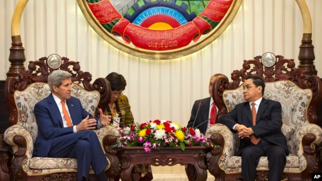 Ngoại trưởng Mỹ John Kerry và Thủ tướng Lào Thongsing Thammavong trong cuộc họp tại Văn phòng Thủ tướng ở Vientiane, ngày 25/1/2016.