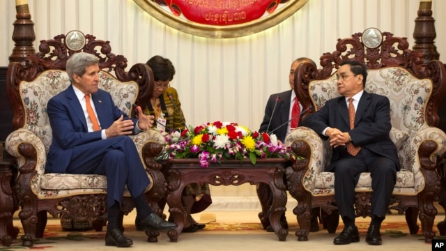 U.S. Secretary of State John Kerry, left, speaks with with Lao Prime Minister Thongsing Thammavong during their meeting at the Prime Minister's Office in Vientiane, Laos, Jan. 25, 2016.  