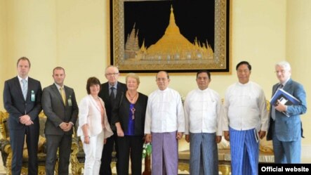 The Elders အဖြဲ႔ကို ျမန္မာသမၼတဦးသိန္းစိန္ လက္ခံေတြ႔ဆံုႏႈတ္ဆက္ေနစဥ္ (ဓာတ္ပံု - ျမန္မာသမၼတ႐ံုး)