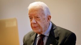 Cự Tổng thống Mỹ Jimmy Carter lắng nghe trong một cuộc phỏng vấn qua video trên máy tính laptop với hãng tin AP ở London, ngày 2 tháng 2, 2016. 