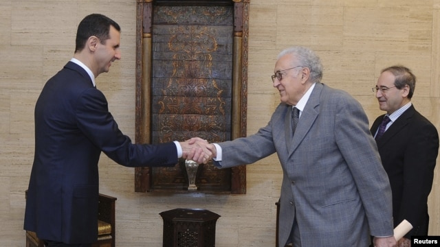 Syria's President Bashar al-Assad (L) shakes hands with U.N.-Arab League peace envoy for Syria Lakhdar Brahimi before a meeting in Damascus October 21, 2012.