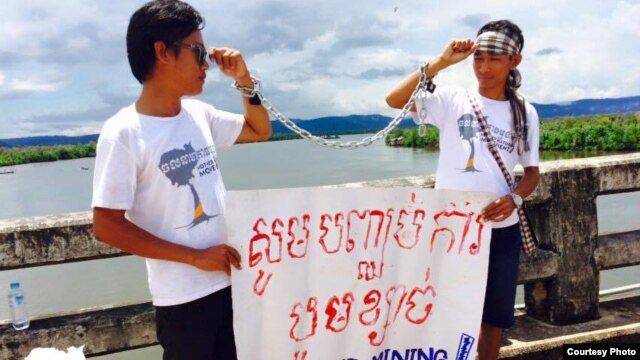 រូបថត​នេះ​ដែល​ត្រូវ​​ផ្សាយ​តាម​ទំព័រ Facebook របស់​អង្គការ​មាតា​ធម្មជាតិ​​កាល​ពី​ថ្ងៃ​ទី​១៥ ខែ​សីហា ឆ្នាំ​២០១៥ ​បង្ហាញ​ពី​សកម្មភាព​តវ៉ា​របស់​សកម្មជន​អង្គការ​នេះ​ក្នុង​ពេល​កន្លង​​ពេល​ថ្មីៗ​នេះ។ (អង្គការ​មាតា​ធម្មជាតិ)