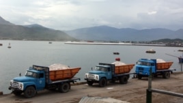 Xe chở hàng hóa từ Trung Quốc tại cửa khẩu Tân Thanh ở Việt Nam.