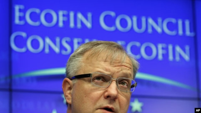 European Economic and Monetary Affairs Commissioner Olli Rehn speaks at a news conference after an European Union finance ministers meeting at the EU council headquarters in Brussels, March 15, 2011 (file photo)