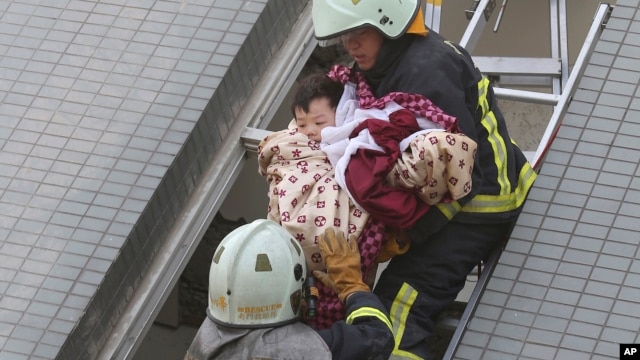 Một em nhỏ được giải cứu khỏi tòa nhà bị đổ sập vì trận động đất mạnh 6,4 độ richter ở thành phố Đài Nam, Đài Loan, hôm 6/2. 