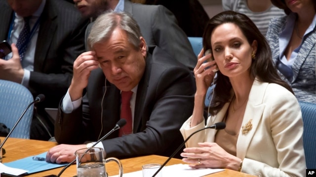 آنجلینا جولی (راست) هنرپیشنه مطرح سینمای آمریکا و سفیر ویژه سازمان ملل در امور آوارگان در نشست شورای امنیت سازمان ملل - ۴ اردیبهشت ۹۴