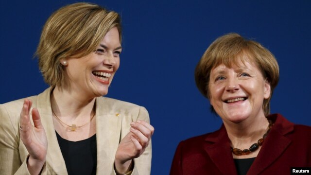 Thủ tướng Đức Angela Merkel và Phó Chủ tịch đảng CDU Julia Kloeckner tham dự một cuộc mít tinh ở Landau, Đức, ngày 22/2/2016.  Phúc trình của IPU ghi nhận trong năm ngoái con số phụ nữ thành viên quốc hội tăng chậm chỉ có 0,5% trong 58 cuộc bầu cử quốc gia.