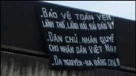 Biểu ngữ do nhóm ông Túc treo tại Hải Phòng năm 2008. (Danlambao)