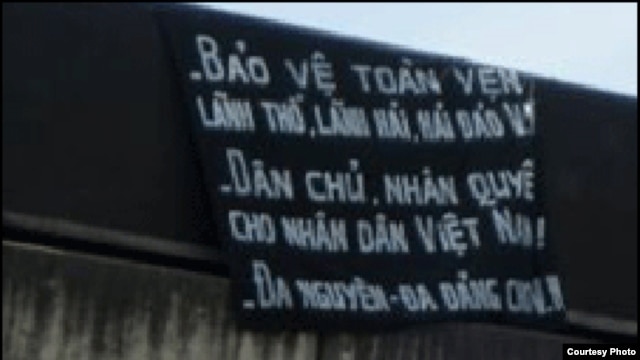 Biểu ngữ do nhóm ông Túc treo tại Hải Phòng năm 2008. (Danlambao)