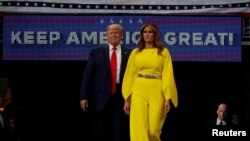 El presidente de EE.UU. Donald Trump y la primera dama Melania Trump toman el escenario en el Amway Center de Orlando, Florida. Photo: Reuters.