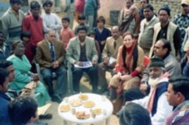 Meetings with community leaders provide an opportunity for dialogue with polio experts in Uttar Pradesh, India.