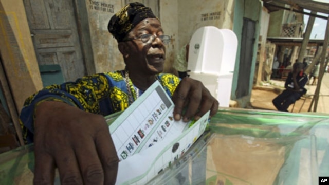 A man casts his vote at a polling unit in Dugbe neighborhood during the governorship election in Ibadan, southwest Nigeria, April 26, 2011