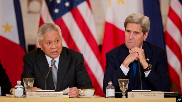 Bộ trưởng Ngoại giao Phillipines Albert Del Rosario (trái) và Ngoại trưởng Mỹ John Kerry trong cuộc họp giữa Mỹ và phái đoàn Philippines trong phòng Benjamin Franklin tại Bộ Ngoại giao, Washington, ngày 12/1/2016.