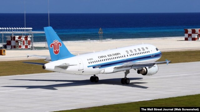 Ảnh của hãng thông tấn Xinhua cho thấy máy bay hãng hàng không China Southern đáp xuống đường băng mà Trung Quốc mới xây dựng ở Đá Chữ Thập, nơi có tranh chấp chủ quyền với Việt Nam, ngày 6/1/2016.