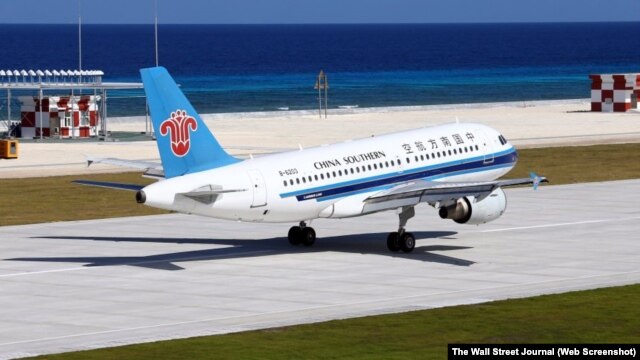 Máy bay của hãng hàng không dân dụng China Southern Airlines hạ cánh xuống đường bay Trung Quốc mới xây dựng trên bãi đá Chữ Thập ở Trường Sa hôm 6/1. 